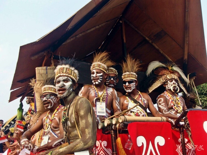 pertunjukan budaya suku papua